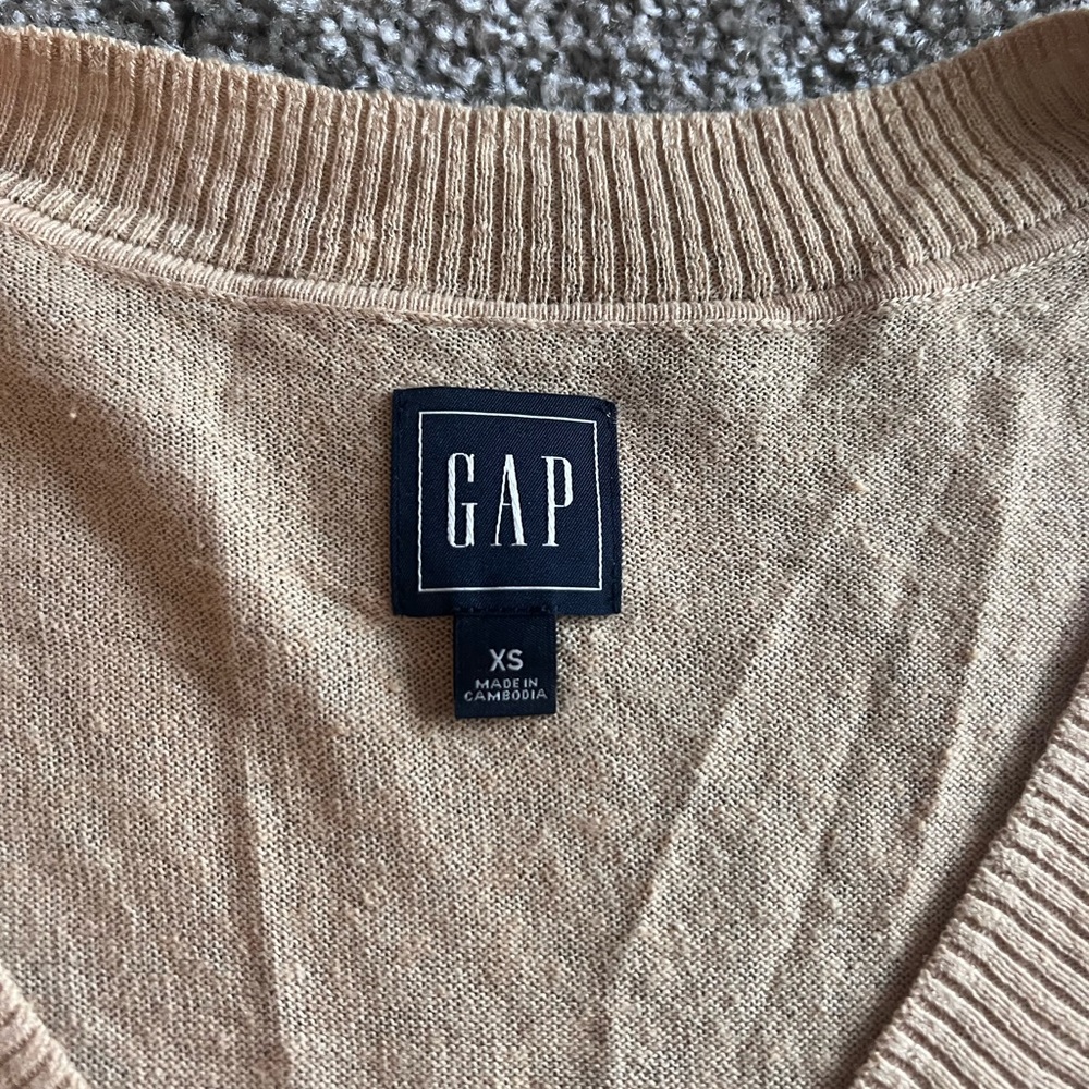 GAP Lightweight vneck sweater